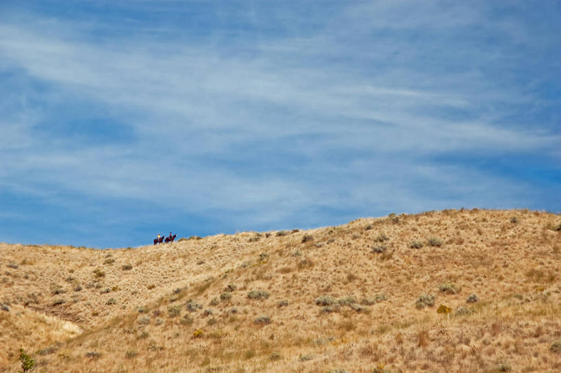 两个人,横图,室外,白天,山,马,美国,骑马,地形,云,草,天空,自然,动物,两只,家畜,摄影,宁静,爱达荷,休闲活动,彩图