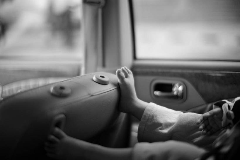 儿童,一个人,横图,黑白,室内,纯洁,汽车,台湾,首都,休闲装,赤脚,可爱,童年,童趣,摄影,部分,车座,足,童真,烂漫,无邪,台北,天真