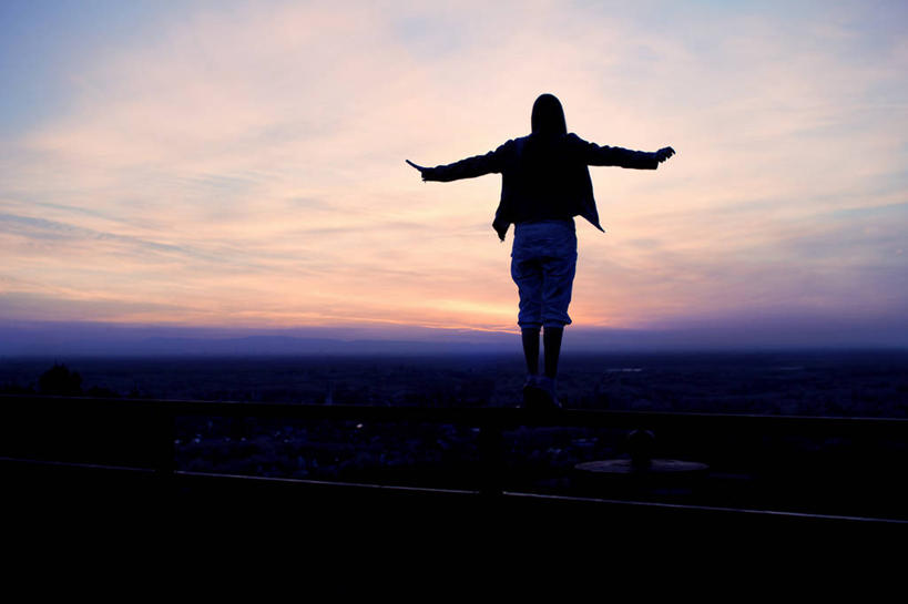 儿童,一个人,站,举,横图,室外,纯洁,日落,德国,仅一个女性,仅一个人,云,休闲装,小孩,天空,托,仅一个小孩,可爱,乐趣,童年,童趣,摄影,享乐,剪影,童真,烂漫,无邪,无忧无虑,天真,女孩,女人,女性,孩子,举起,举手,举着,向上举,向上伸,向上托,彩图,女生