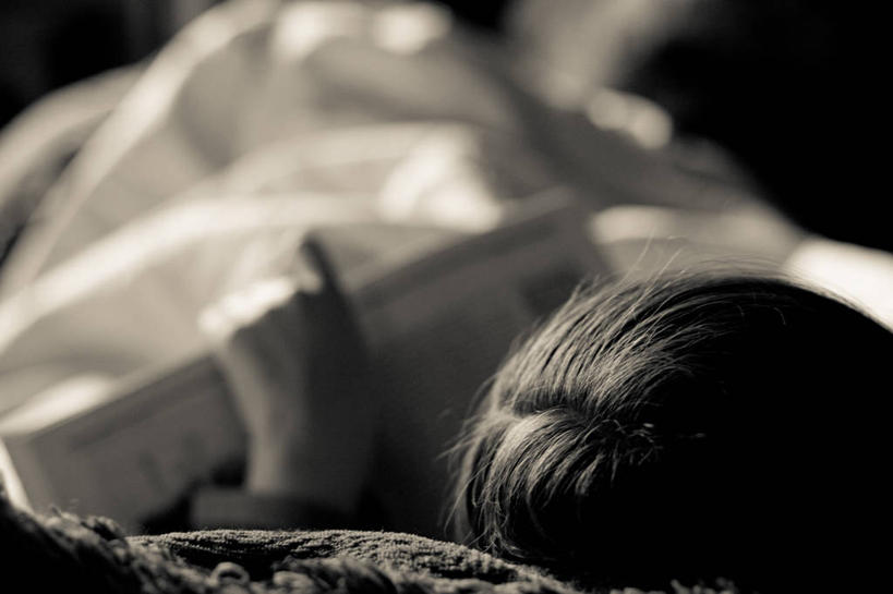 儿童,头,一个人,横图,室内,白天,纯洁,沙发,美国,仅一个女性,仅一个人,拿着,小孩,仅一个小孩,放松,可爱,童年,童趣,读书,摄影,部分,专心,知识,加利福尼亚,童真,烂漫,无邪,帕萨迪纳,天真,女孩,女人,女性,孩子,头部,书,仰卧,彩图,女生,撒谎者