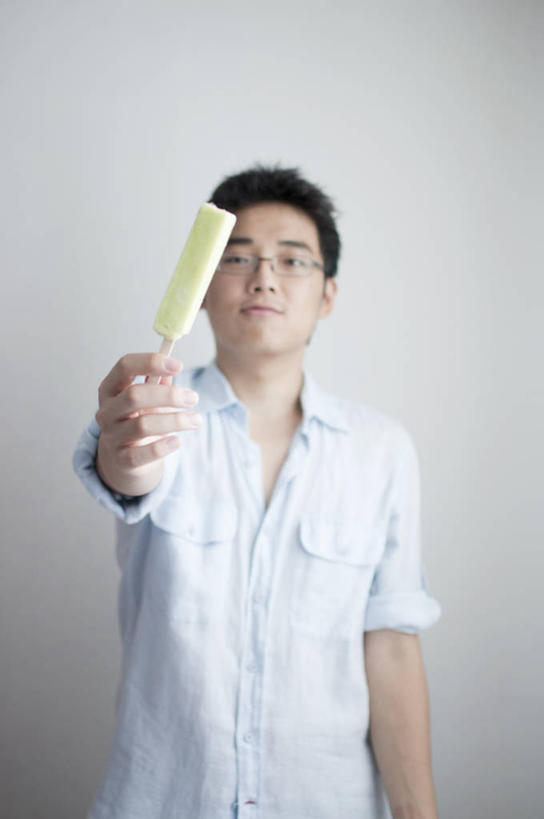 成年人,一个人,站,竖图,白色背景,正面,信心,韩国,仅一个男性,仅一个人,眼镜,拿着,饮食,仅一个年轻男性,冰淇淋,个性,摄影,肖像,男人,男性,年轻男性,年轻人,半身,彩图,影棚拍摄