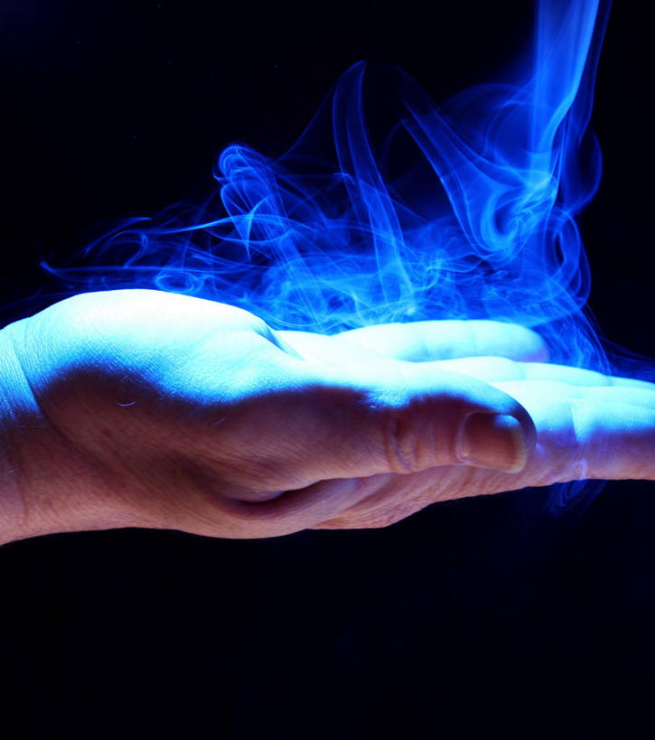 手,一个人,竖图,特写,英国,黑色背景,烟,摄影,部分,想法,马盖特,彩图,影棚拍摄