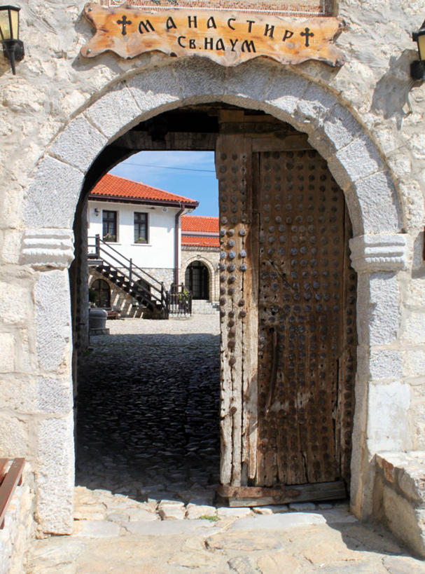 无人,竖图,室外,白天,通讯,门,日光,阴影,十字形,文字,屋顶,拱门,历史,摄影,宗教,名牌,英文字母,宁静,基督教,修道院,奥赫里德,彩图