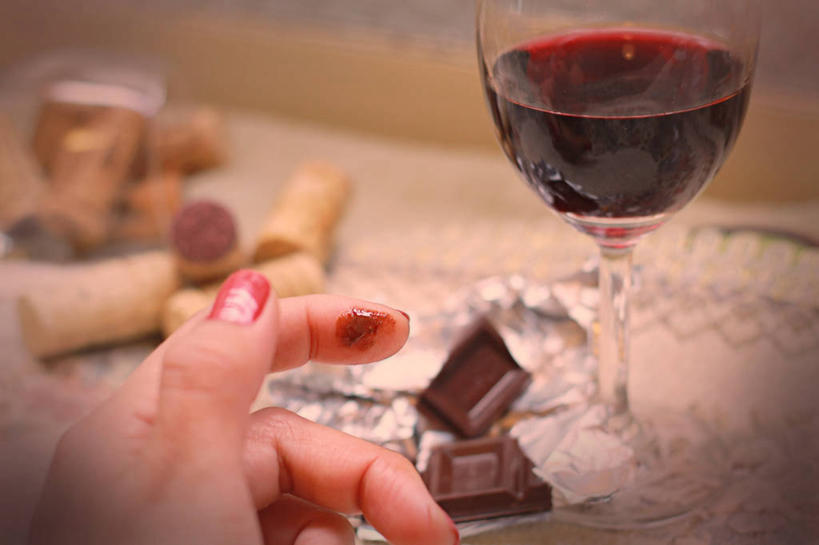 一个人,横图,室内,特写,桌子,日本,酒类,横滨,凌乱,酒,饮料,甜食,巧克力,手指,红葡萄酒,诱惑,摄影,部分,葡萄酒杯,彩图