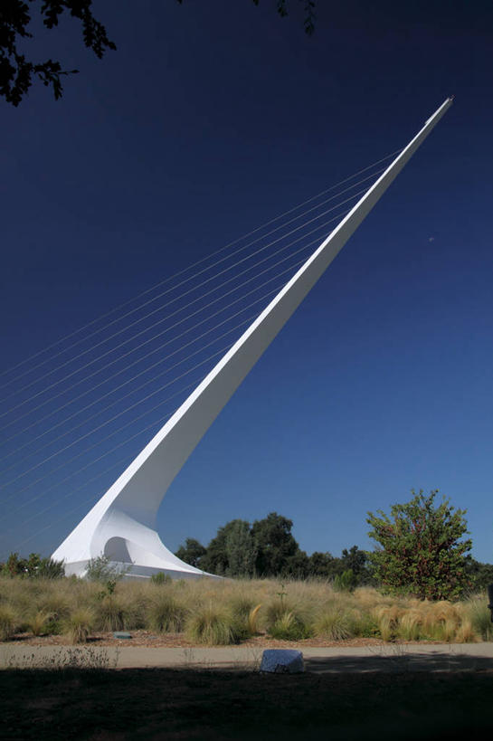 无人,竖图,室外,白天,旅游,度假,河流,美景,大桥,建筑,桥梁,美国,景观,斜拉桥,桥,联系,娱乐,草,树,自然,享受,休闲,景色,放松,摄影,宁静,加利福尼亚,自然风光,万里无云,斜张桥,雷丁,彩图,沙加缅度河