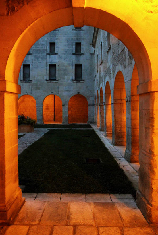 无人,竖图,室外,建筑,法国,柱子,拱门,历史,黄昏,地标建筑,橙色,摄影,宁静,照亮,法国文化,干邑,彩图