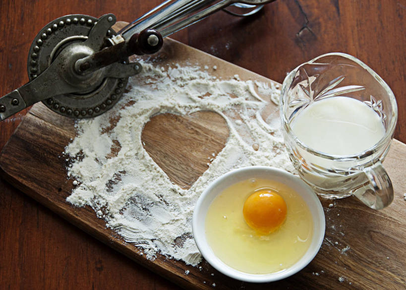 牛奶,无人,横图,室内,特写,澳大利亚,准备,木制,鸡蛋,面粉,案板,饮食,饮料,碗,摄影,昆士兰州,批萨轮刀,想法,汤斯维尔,心型,玻璃杯,彩图,爱