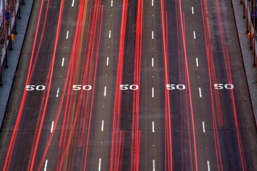 无人,横图,俯视,室外,长时间曝光,路,美国,标志,路标,数字,文字,字符,标识,黄昏,运输,摄影,阿拉伯数字,车灯,尾灯,迅速,加利福尼亚,旧金山,奥克兰,速度计,彩图,高角度拍摄,旅行