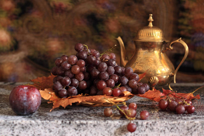 无人,横图,室内,特写,白天,桌子,李子,葡萄,静物,水果,乌克兰,枫叶,串,饮食,茶壶,摄影,黄铜,清新,健康食物,彩图,红葡萄
