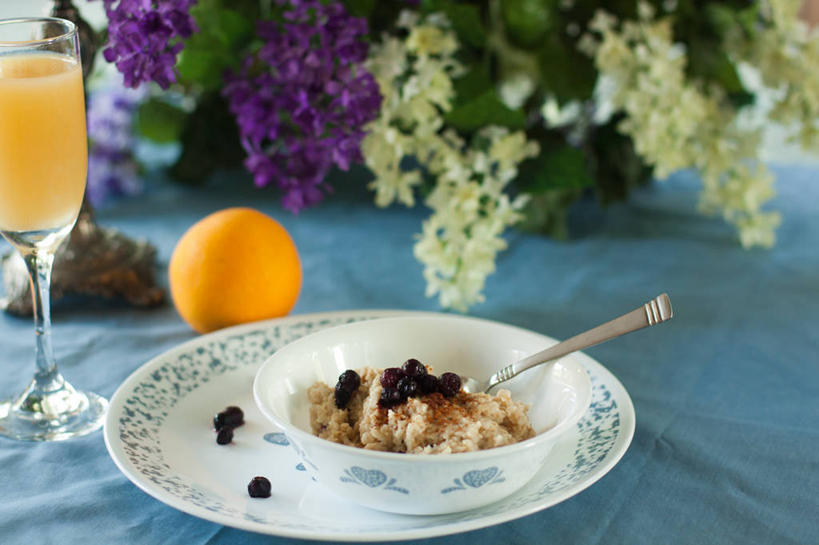 无人,横图,室内,白天,早餐,蓝莓,美国,饮食,桌布,花,盘子,汤匙,碗,橙色,摄影,麦片,北美,北美洲,桔子汁,美洲,健康食物,南卡罗来纳州,北亚美利加洲,亚美利加洲,南卡罗来纳,扇榈之州,矮棕榈之州,玻璃杯,彩图,美利坚合众国