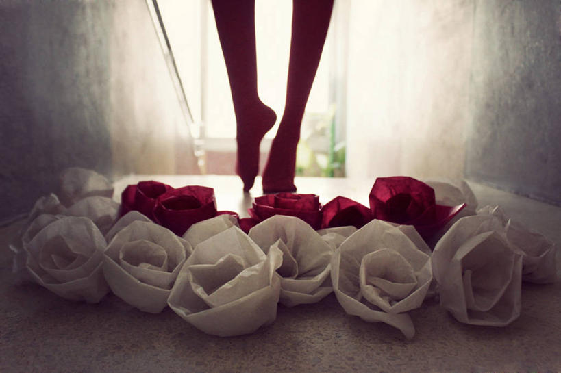 成年人,腿,一个人,横图,科威特,亚洲,仅一个女性,纸,首都,花,红色,白色,赤脚,摄影,部分,创造力,西亚,波斯湾,四肢,科威特国,想法,科威特城,步行,彩图