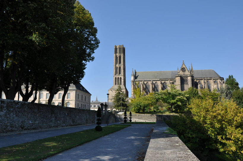 无人,横图,室外,白天,建筑,法国,历史,树,地标建筑,摄影,基督教,法国文化,万里无云,利穆赞,彩图,大教堂,利摩日