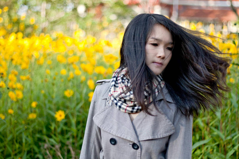 成年人,中年人,脸,头,脸颊,一个人,横图,室外,白天,正面,寂寞,英国,仅一个女性,仅一个人,田地,外套,肩膀,草,花,围巾,仅一个中年女性,摄影,女人,女性,中年女性,头部,脸部,脸蛋,面部,彩图