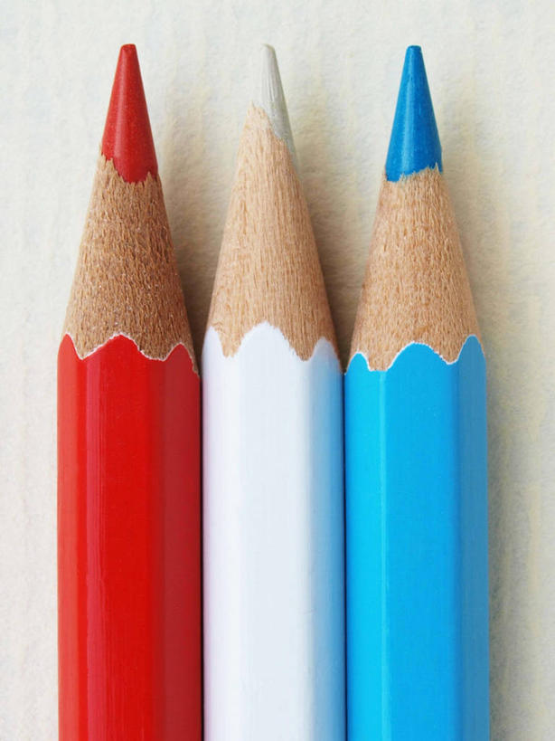 无人,竖图,特写,白色背景,英国,三个,红色,蓝色,白色,铅笔,摄影,多样,选择,美术工艺,彩图,影棚拍摄,彩色铅笔