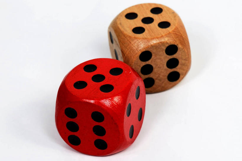 无人,横图,白色背景,运气,巴基斯坦,骰子,褐色,立方体,两个,红色,摄影,机会,拉合尔,彩图,影棚拍摄