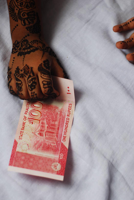 儿童,手,一个人,竖图,特写,纯洁,纺织品,巴基斯坦,艺术,彩绘,拿着,文化,白色,可爱,童年,童趣,财富,金融,纸币,摄影,部分,童真,人体彩绘,烂漫,无邪,美观,卡拉奇,纹身彩绘,天真,货币,彩图,传统文化