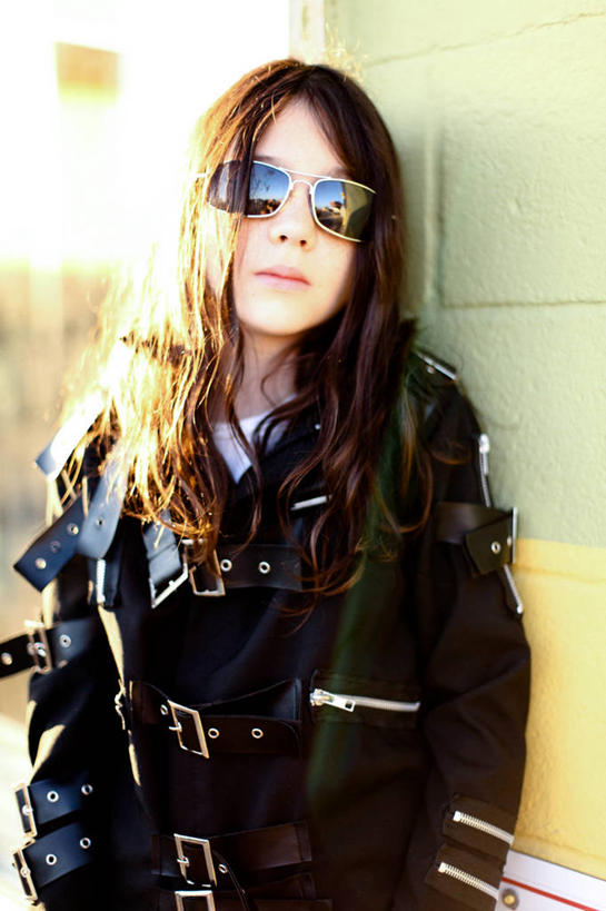 儿童,一个人,竖图,室外,正面,时尚,纯洁,日光,美国,仅一个女性,仅一个人,反射,墙,黎明,小孩,黑色,太阳镜,靠,靠着,仅一个小孩,可爱,童年,童趣,摄影,肖像,逆光,童真,烂漫,无邪,德克萨斯,茄克,天真,女孩,女人,女性,孩子,长发,半身,彩图,女生