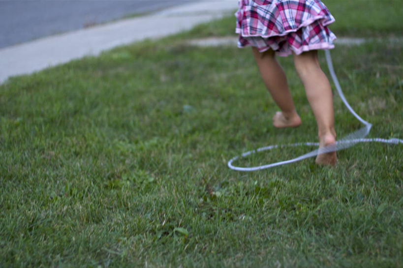 儿童,一个人,跑,跳绳,横图,室外,白天,纯洁,加拿大,首都,草,绳子,赤脚,可爱,童年,童趣,摄影,童真,烂漫,无邪,渥太华,天真,彩图