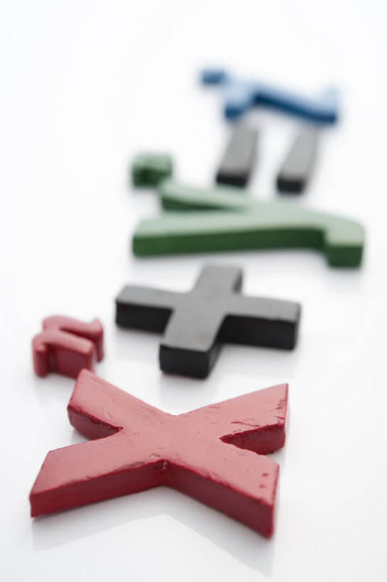 无人,竖图,特写,白色背景,通讯,东京,日本,文字,首都,红色,蓝色,绿色,摄影,英文字母,公式,想法,彩图,影棚拍摄,加号