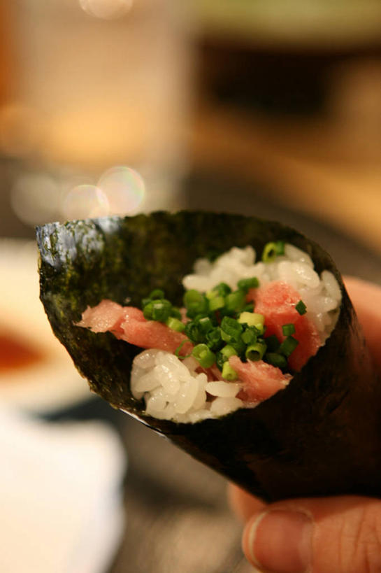 手,一个人,竖图,特写,白天,商务,东京,日本,日本文化,日本料理,食品,首都,拿着,零售,摄影,部分,筑地市场,彩图