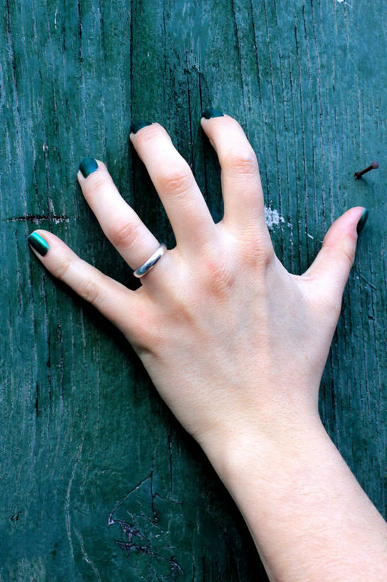 成年人,手,指甲,一个人,竖图,室外,特写,白天,门,意大利,仅一个女性,指甲油,绿色,戒指,力量,摄影,部分,都灵省,彩图,感知