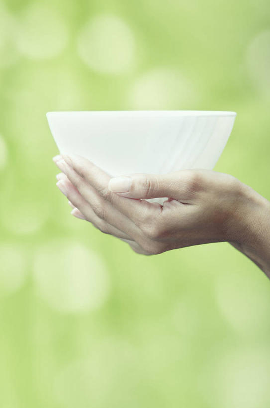 成年人,手,一个人,竖图,室外,特写,哈萨克斯坦,仅一个女性,绿色背景,杯,拿着,摄影,部分,清新,阿拉木图,捧着,彩图