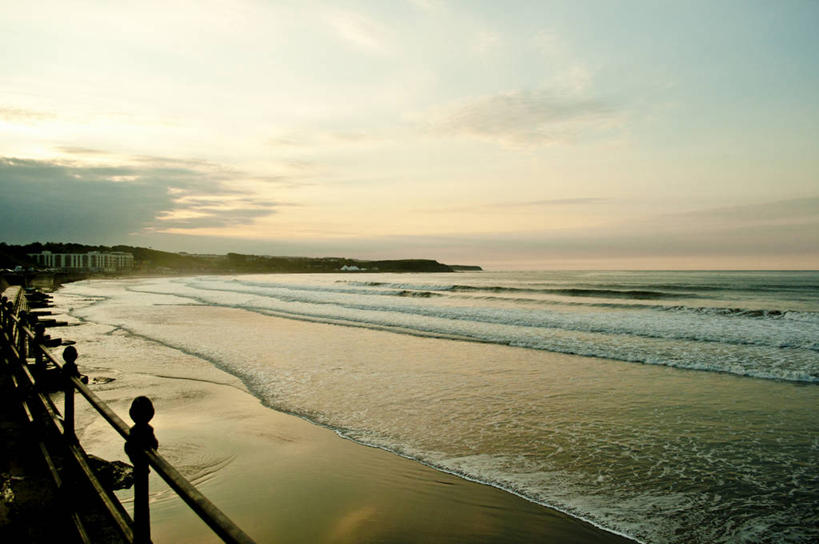 无人,栏杆,横图,室外,白天,海洋,美景,日光,英国,景观,云,风景,天空,自然,波浪,景色,摄影,宁静,自然风光,北约克郡,士嘉堡,海滩,彩图