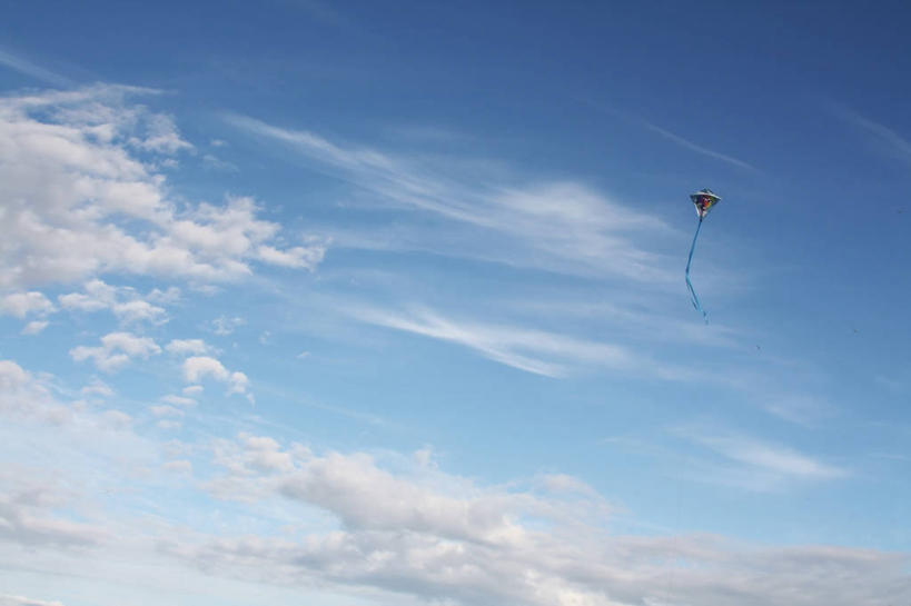 无人,横图,室外,白天,仰视,自由,风,英国,云,缎带,半空,飞,一个,天空,自然,风筝,夏天,童年,摄影,单个,威尔士,彭布罗克郡,彩图,低角度拍摄