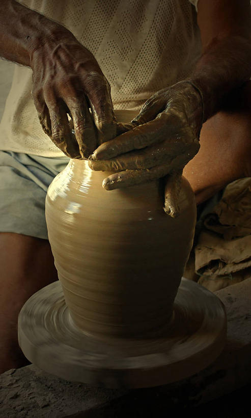 成年人,一个人,竖图,室内,白天,正面,巴基斯坦,仅一个男性,准备,凌乱,旋转,做,陶器,摄影,创造力,准确,粘土,陶工旋盘,陶工,技能,彩图