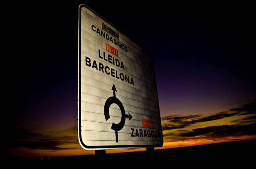 无人,横图,室外,夜晚,通讯,指示牌,西班牙,标志,文字,云,方向,标识,布告,箭头,一个,天空,摄影,单个,指导,英文字母,指向,簇,韦斯卡,大写字母,彩图