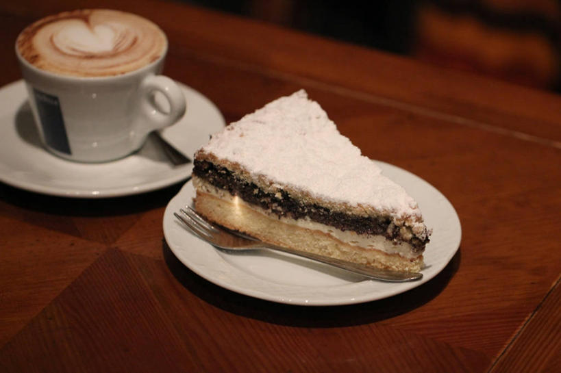 无人,横图,室内,烧烤,叉,咖啡杯,烤架,烤肉,首都,杯,饮食,饮料,盘子,铁架,摄影,罂粟籽,清新,立陶宛共和国,卡布奇诺咖啡,维尔纽斯,彩图,蛋糕