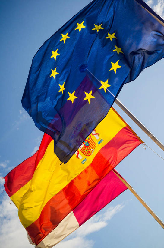 无人,竖图,室外,白天,骄傲,风,旗帜,西班牙,环绕,围绕,圆形,图形,圆,云,星星,几何,环抱,旗子,黄色,蓝色,星形,摄影,数学,身份,五角形,爱国主义,欧盟旗帜,旌旗,旗号,萦绕,托莱多省,西班牙国旗,五角星,彩图,几何图形,平面图形