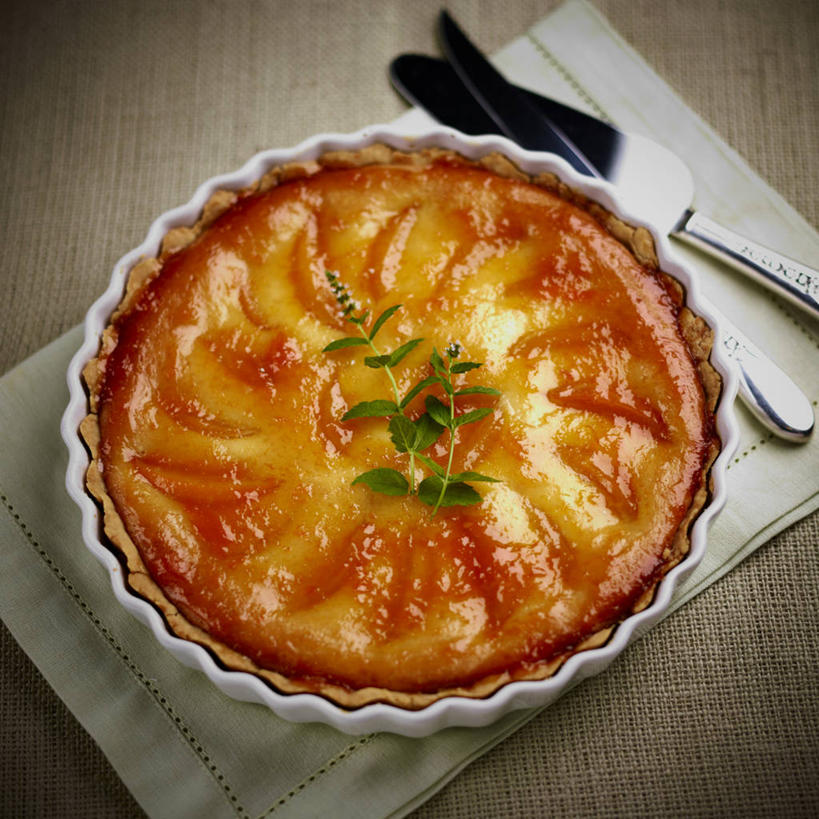 面食,无人,方图,室内,特写,白天,烹饪,烘焙,西餐,桃子,德国,亚麻布,烤盘,料理,食品,面点,菜肴,美食,饮食,食物,西式,摄影,佳肴,派,清新,餐刀,刮刀,肺果,水果挞,德累斯顿,萨克森,彩图,装饰菜,晕影