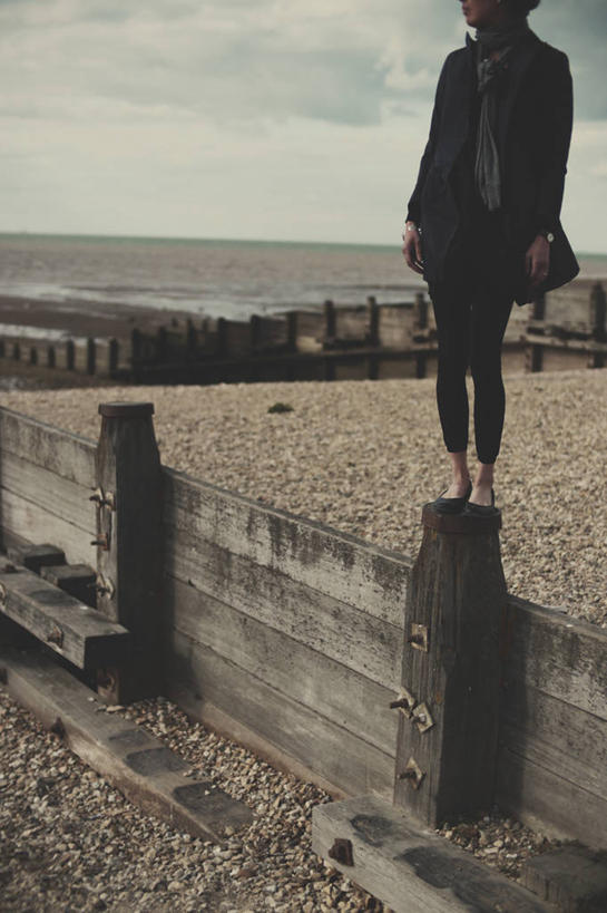 成年人,中年人,一个人,栏杆,站,竖图,室外,白天,海洋,英国,仅一个女性,仅一个人,水平线,云,休闲装,天空,自然,围巾,仅一个中年女性,思考,个性,平衡,摄影,部分,女人,女性,中年女性,海滩,彩图