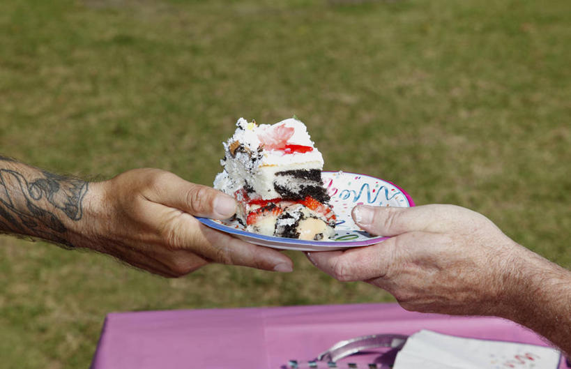 点心,面包,西方人,成年人,中年人,手,两个人,横图,室外,特写,白天,生日,草莓,香蕉,欧洲,美国,欧洲人,切开,食品,面点,拿着,吐司,饮食,纹身,食物,糕点,盘子,甜食,生日蛋糕,切,摄影,法式面包,部分,加利福尼亚,剖面,吐司面包,切面,糖衣,中年男性,白种人,彩图,多士,听型面包,给予,生奶油,鞭打