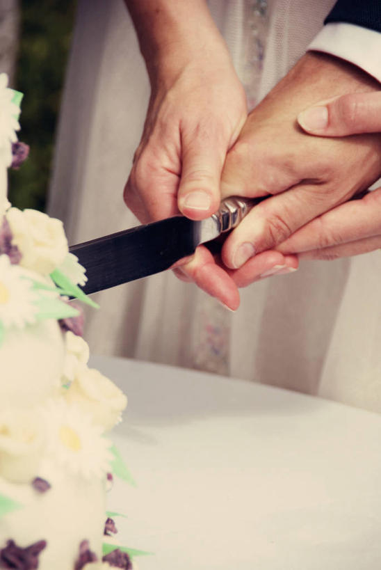 成年人,手,两个人,竖图,室外,特写,白天,婚礼,桌子,英国,欧洲,庆祝,首都,拿着,摄影,部分,西欧,餐刀,切断,大不列颠,大不列颠及北爱尔兰联合王国,大不列颠及爱尔兰联合王国,里士满,萨里市,男人,女人,彩图,大不列颠王国,大英帝国,联合王国,日不落帝国,结婚蛋糕