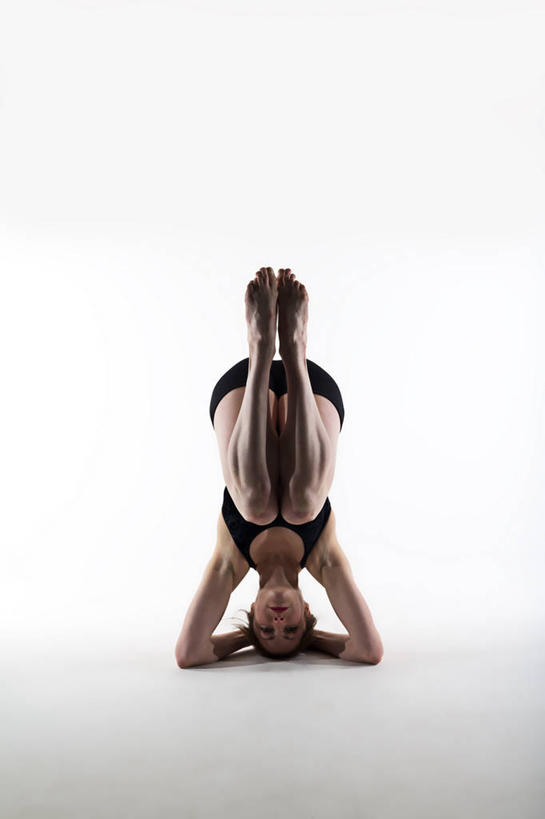 西方人,成年人,一个人,竖图,特写,白色背景,正面,锻炼,英国,欧洲,欧洲人,仅一个年轻女性,仅一个女性,仅一个人,倒立,赤脚,活力,平衡,瑜珈,摄影,赫特福德郡,年轻女性,女人,女性,白种人,年轻人,彩图,影棚拍摄,紧身连衣裤