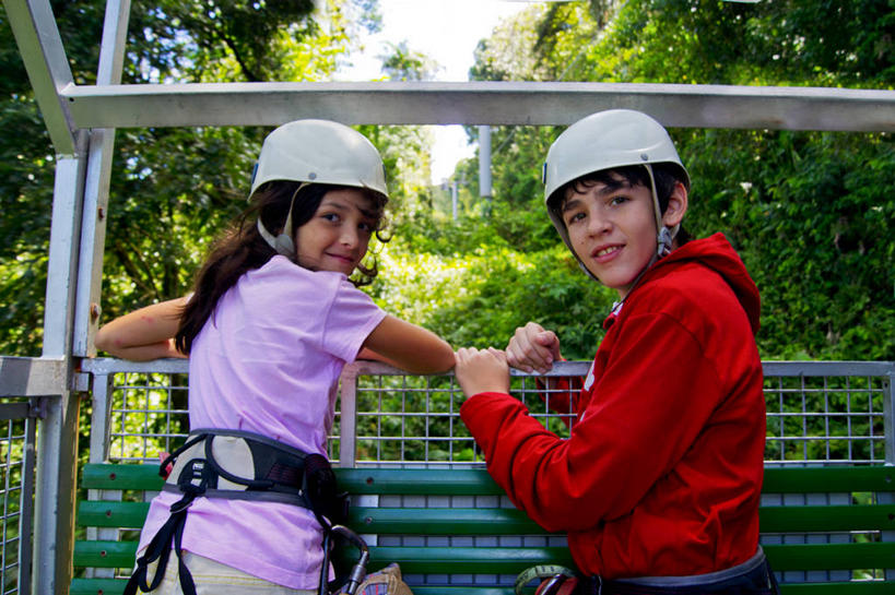 西方人,儿童,两个人,微笑,横图,室外,白天,工作服,制服,满意,探险,幸福,纯洁,安全,欧洲,哥斯达黎加,欧洲人,连接,头饰,防护,休闲装,缆车,树,小孩,交通工具,可爱,童年,童趣,运输,摄影,保护,北美,北美洲,肖像,美洲,保险,防护服,童真,索道,烂漫,无邪,首府,北亚美利加洲,亚美利加洲,保全,周全,安稳,安定,哥斯达黎加共和国,工作制服,缆索铁路,冒险,平安,天真,男孩,女孩,白种人,孩子,休闲活动,半身,彩图,工作套服,阿拉胡埃拉省,滑索,雨林,阿拉胡埃拉