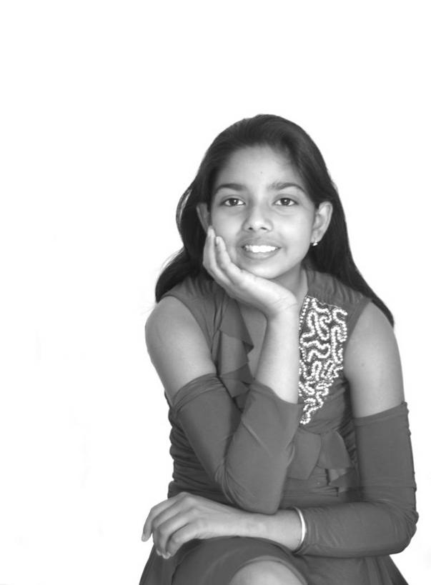 儿童,头发,一个人,坐,微笑,竖图,黑白,白色背景,正面,快乐,幸福,纯洁,信心,印度,仅一个女性,仅一个人,撑,托腮,小孩,黑色,托,仅一个小孩,可爱,童年,童趣,摄影,青春期,托下巴,肖像,童真,烂漫,无邪,卡纳塔克邦,班加罗尔,天真,女孩,女人,女性,亚洲人,孩子,长发,半身,影棚拍摄,女生