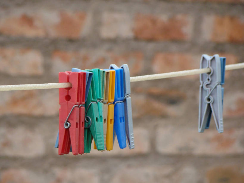 无人,横图,室外,特写,白天,阿根廷,一排,吊挂,悬挂,整齐,挂,砖墙,排列,洗衣服,背靠背,晾衣服,摄影,多样,队列,衣夹,科多巴省,科尔多瓦,彩图