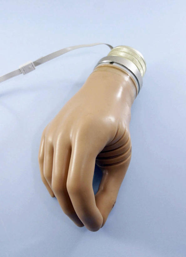 无人,竖图,蓝色背景,英格兰,开关,摄影,金属丝,假肢,彩图,影棚拍摄