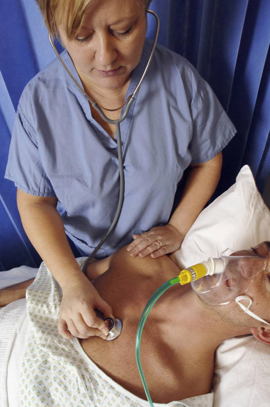 成年人,老年人,两个人,病人,护士,竖图,俯视,室内,特写,白天,拿着,英格兰,听诊器,摄影,氧气面罩,专心,白衣天使,伤员,关爱,吸气,听诊,加护病房,老年女性,年轻男性,女人,年轻人,闭着眼睛,半身,彩图,高角度拍摄