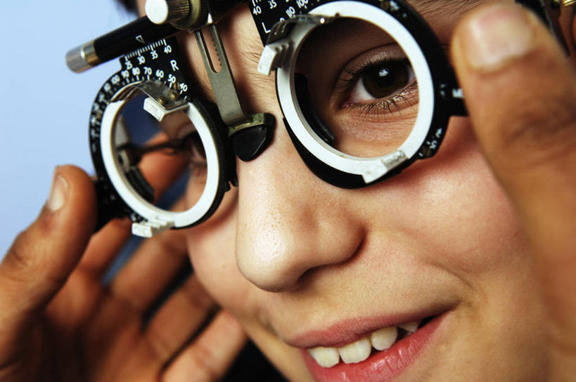 少年,成年人,老年人,眼睛,一个人,两个人,病人,笑,微笑,露齿笑,横图,特写,瞳孔,仅一个年轻女性,仅一个女性,仅一个人,蓝色背景,测量,英格兰,眼部,摄影,部分,验光师,视力,医疗器械,调整,老年男性,年轻女性,女人,女性,眼,彩图,影棚拍摄