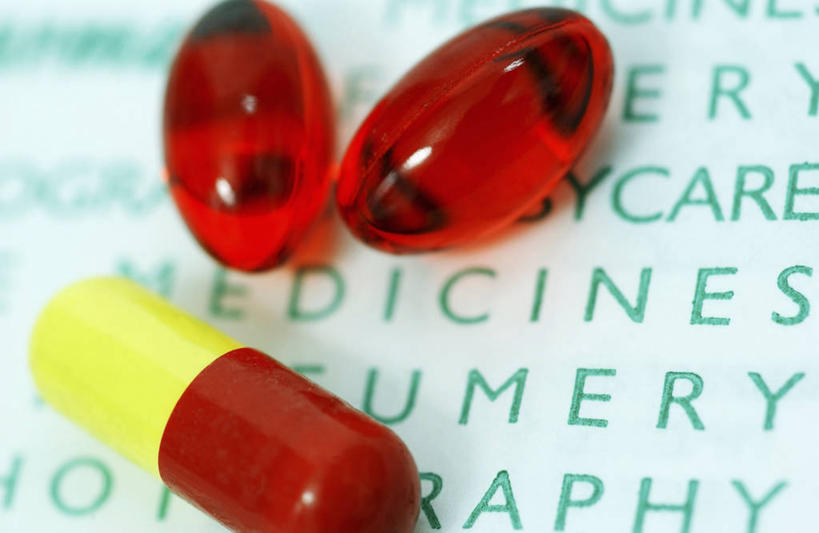 无人,横图,室内,特写,白天,药,药丸,胶囊,英格兰,三个,黄色,红色,摄影,英文字母,简单,痛苦,镇痛剂,彩图,全画面,全框架,全帧,全画幅