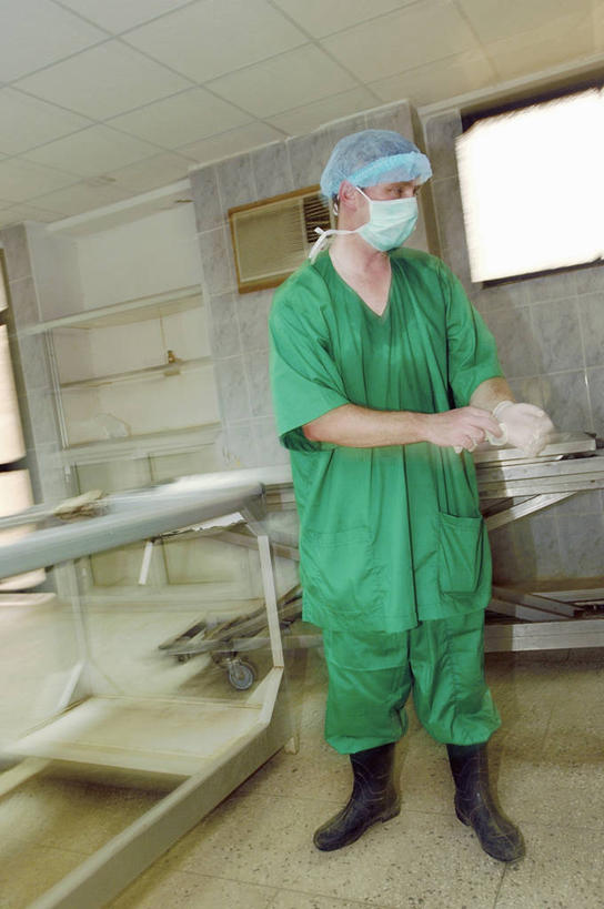 成年人,中年人,一个人,医院,站,竖图,室内,白天,工作服,制服,安全,床,苏丹,仅一个男性,仅一个人,仅一个中年男性,准备,分离,防护,过滤,分开,口罩,手套,生病,隔断,遮,遮掩,摄影,保护,砖地,隔离,死亡,卫生,解剖,掩盖,遮挡,净化,间隔,保险,防护服,预防,遮盖,防尘,手术帽,保全,周全,安稳,安定,防护手套,掩饰,断绝,隔开,屏蔽,屏绝,远离,中断,阻遏,阻隔,工作制服,太平间,平安,男人,男性,中年男性,彩图,工作套服,剖解,手术衣