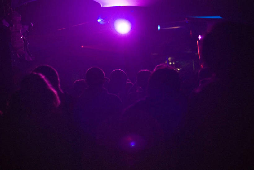 成年人,站,横图,室外,夜晚,夜生活,许多人,背面,紫色,一群人,俱乐部,摄影,群众,音乐人,音乐节,年轻男性,年轻人,休闲活动,半身,彩图,舞台灯光