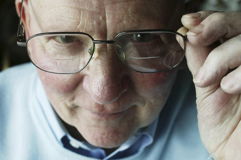 成年人,老年人,一个人,横图,俯视,室内,特写,白天,仅一个男性,仅一个人,眼镜,拿着,英格兰,仅一个老年男性,摄影,视力,老年男性,男人,男性,彩图,高角度拍摄