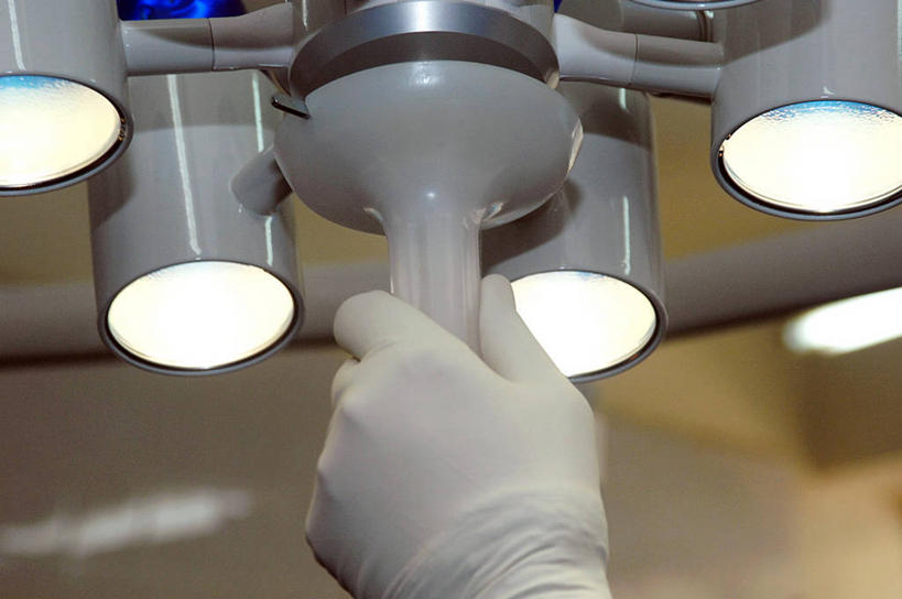 手,一个人,医院,横图,室内,特写,白天,仰视,安全,苏丹,准备,防护,拿着,灯,手套,摄影,保护,部分,手术,手术室,手术灯,保险,调整,外科医生,保全,周全,安稳,安定,防护手套,平安,彩图,低角度拍摄