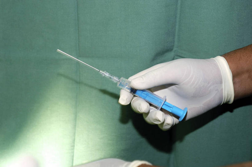 手,一个人,横图,室内,特写,安全,苏丹,防护,拿着,手套,摄影,保护,部分,手术,手术室,注射器,保险,医疗工具,外科医生,保全,周全,安稳,安定,防护手套,导尿管,平安,彩图