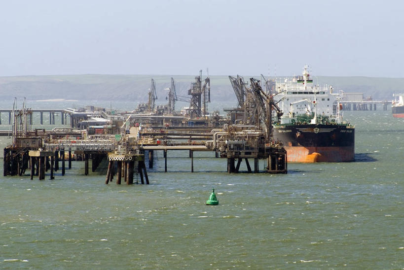 无人,工厂,横图,俯视,室外,白天,石油,海洋,停靠,油轮,工业,运输,摄影,石油工业,停泊,威尔士,彭布罗克郡,彩图,高角度拍摄,制造厂,生产工厂